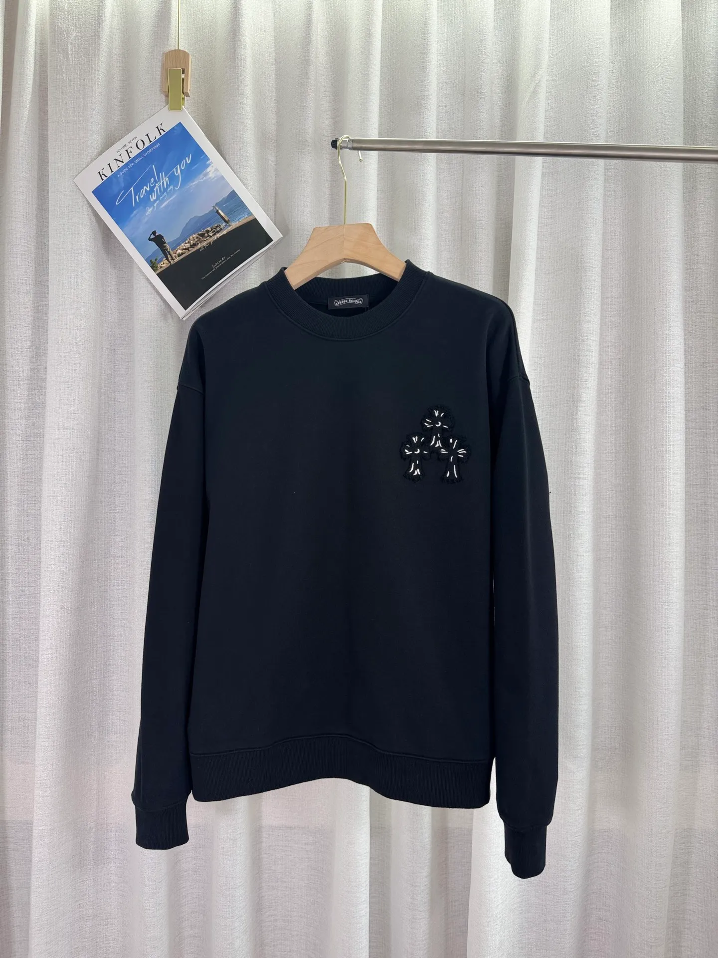 P260 top version, real shot without P, ​​different from market currency) 𝗖𝗵𝗿𝗼𝗺𝗲 𝗛𝗲𝗮𝗿𝘁𝘀/Cro Heart 2025 washed patch embroidery autumn and winter new original single counter American laser burnt 3D three-dimensional color embroidered couple casual sweatshirt 👑The highest version! Customized fabric 420g tripe terry fabric! American acid-washed and distressed original fabric laser burnt ✟appliqué embroidery and exquisite embroidery of letters! The best-selling model in the counter, very comfortable to wear. Accessories: original molded and authenticated collar label➕100% silk wash label. Genuine purchase-grade original hangtag➕matching hanging rope➕3D hanging beads➕original packaging bag. Craftsmanship: The original version has consistent wiring! The highest version of the armhole matching technique! Color: White Black Size: S M L XL Style No.: 25-303